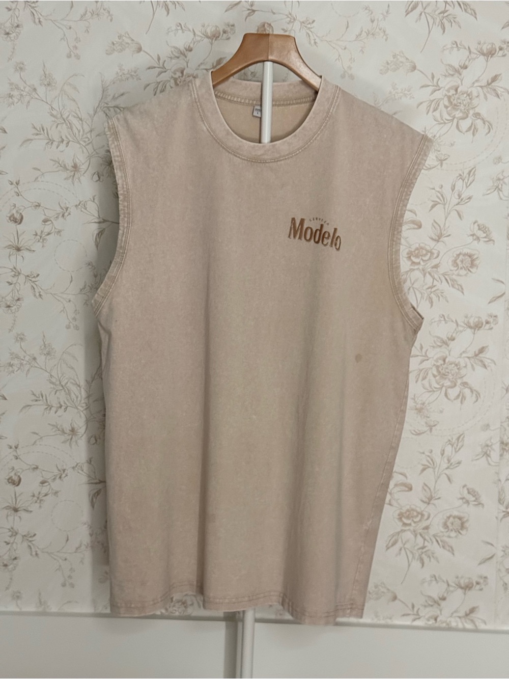 SHEIN Beige Modelo Logo Muscle Tank Top